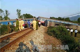 Khôi phục đoạn đường sắt bị hư hỏng trong vụ tai nạn giữa tàu hỏa và xe ben